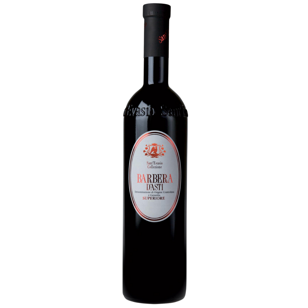 En af vinlogens rødvinsflasker med sort flaske top hvorpå vingården Sant Evasio står skrevet med rød skrift. Midt på flasken er der et ovalformet hvidt label med et rødt Sant Evasio våbenkors i toppen og skriften Barbera D'Asti Superiore skrevet med rød skrift. 