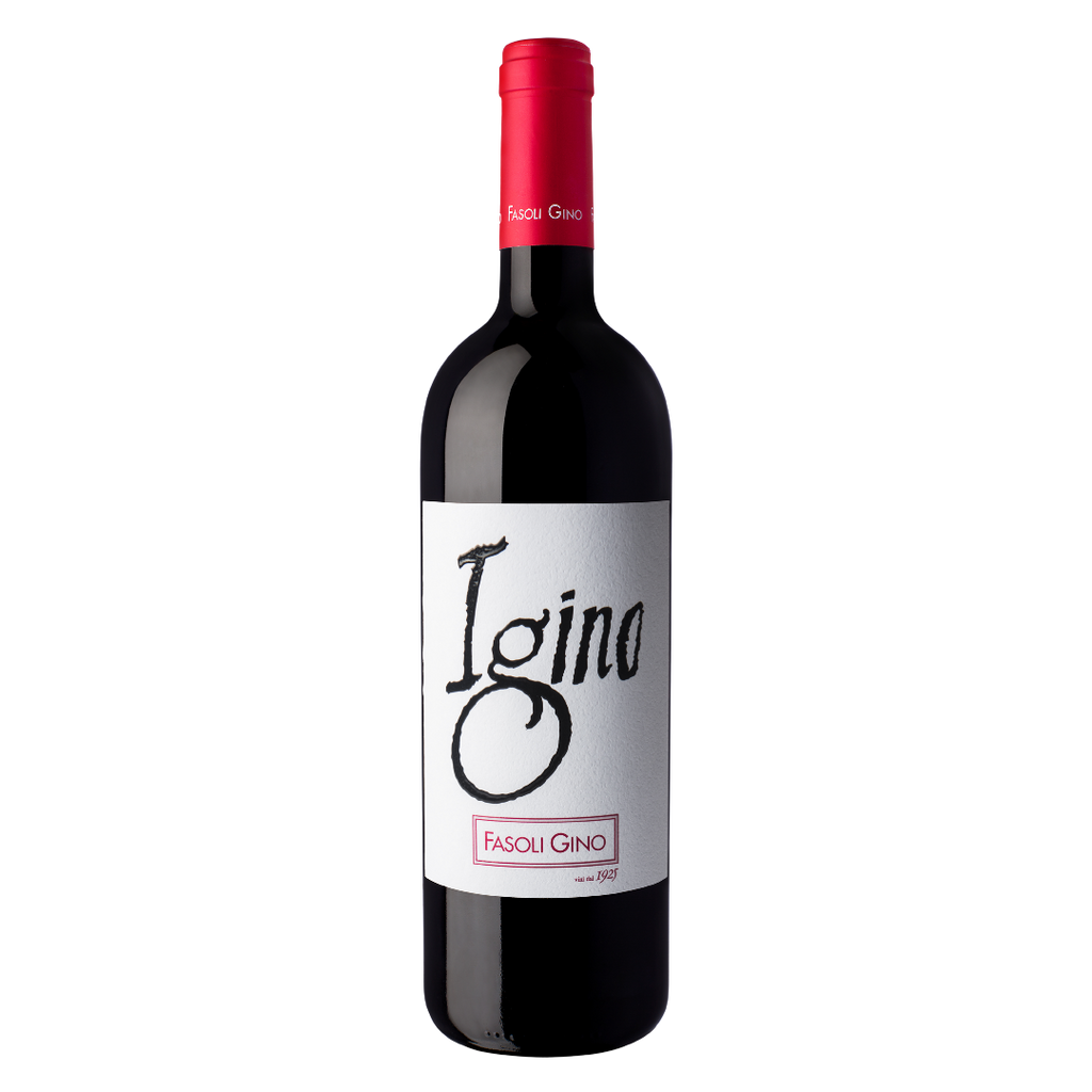 En af vinlogens rødsvinsflasker med rød flasketop og et hvidt label med skriften "Igino" i sort skrift.