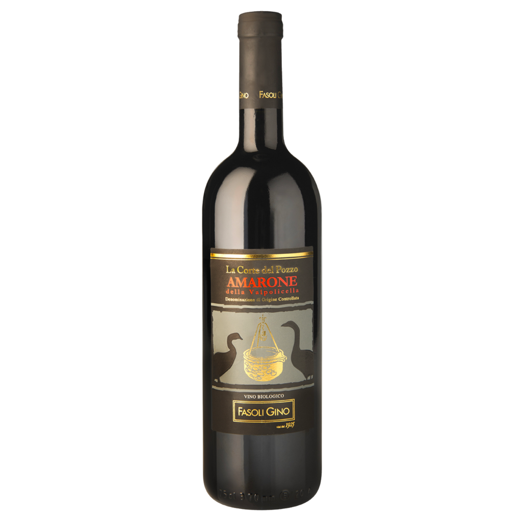 En af vinlogens rødvinsflasker med sort emballage om flaskeproppen og et sort label, med en grå firkant i midten med en tegning af to sorte gæs og en guldfarvet brønd imellem de to gæs, ovenover står navnet på vinen "La Corte del Pozzo" Amarone della Valpolicella i henholdsvis guld og rød skrift.