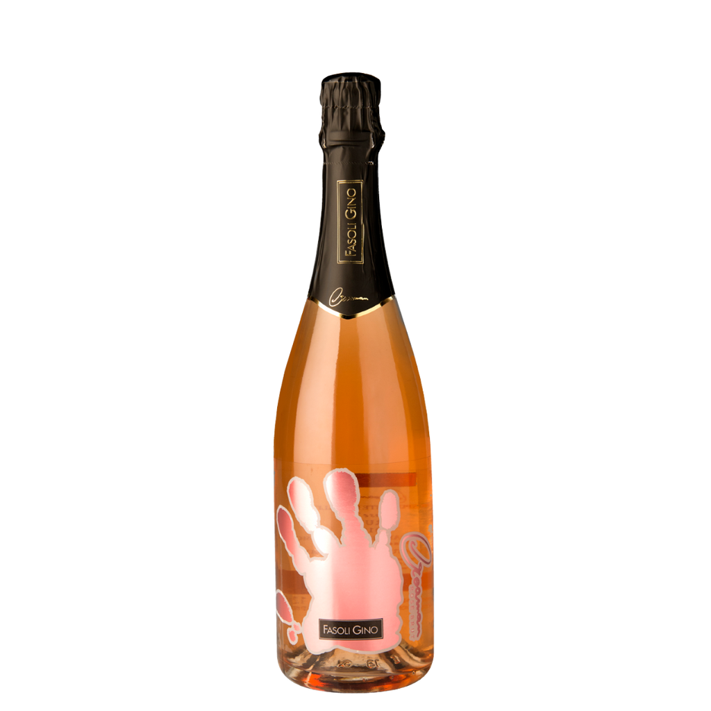 En af vinlogens roséflasker med sort flasketop og en lyserød hånd trykt midt på flasken og et sort label med guldskriften Fasoli Gino, samt navnet "Creaman" skrevet i lodret lyserød skrift.