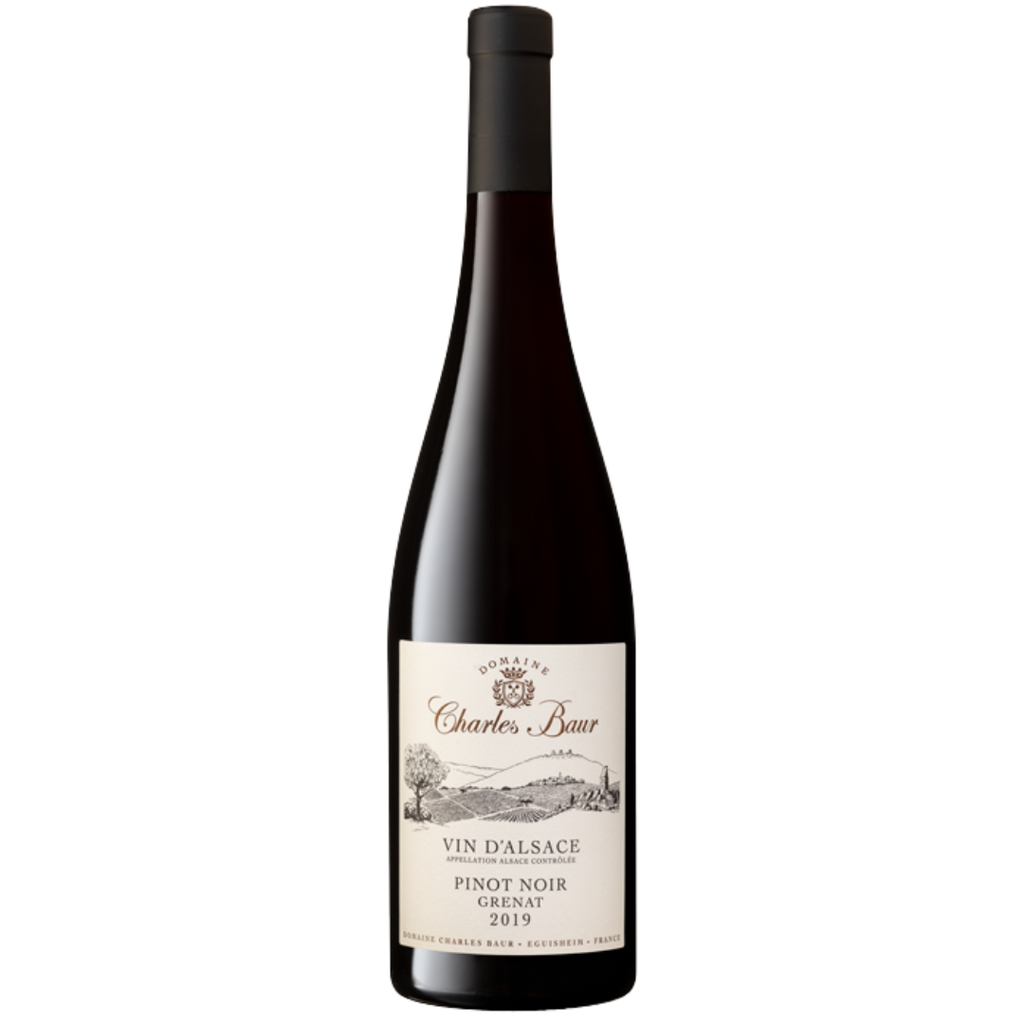 En Pinot Noir Grenat rødvinsflaske med sort flasketop og et hvid-gult label påført et sort Domaine våbenkors og teksten Charles Baur Vin D'alsace Pinot Noir Grenat 2019 og en sort-hvid tegning af en vinmark i Alsace