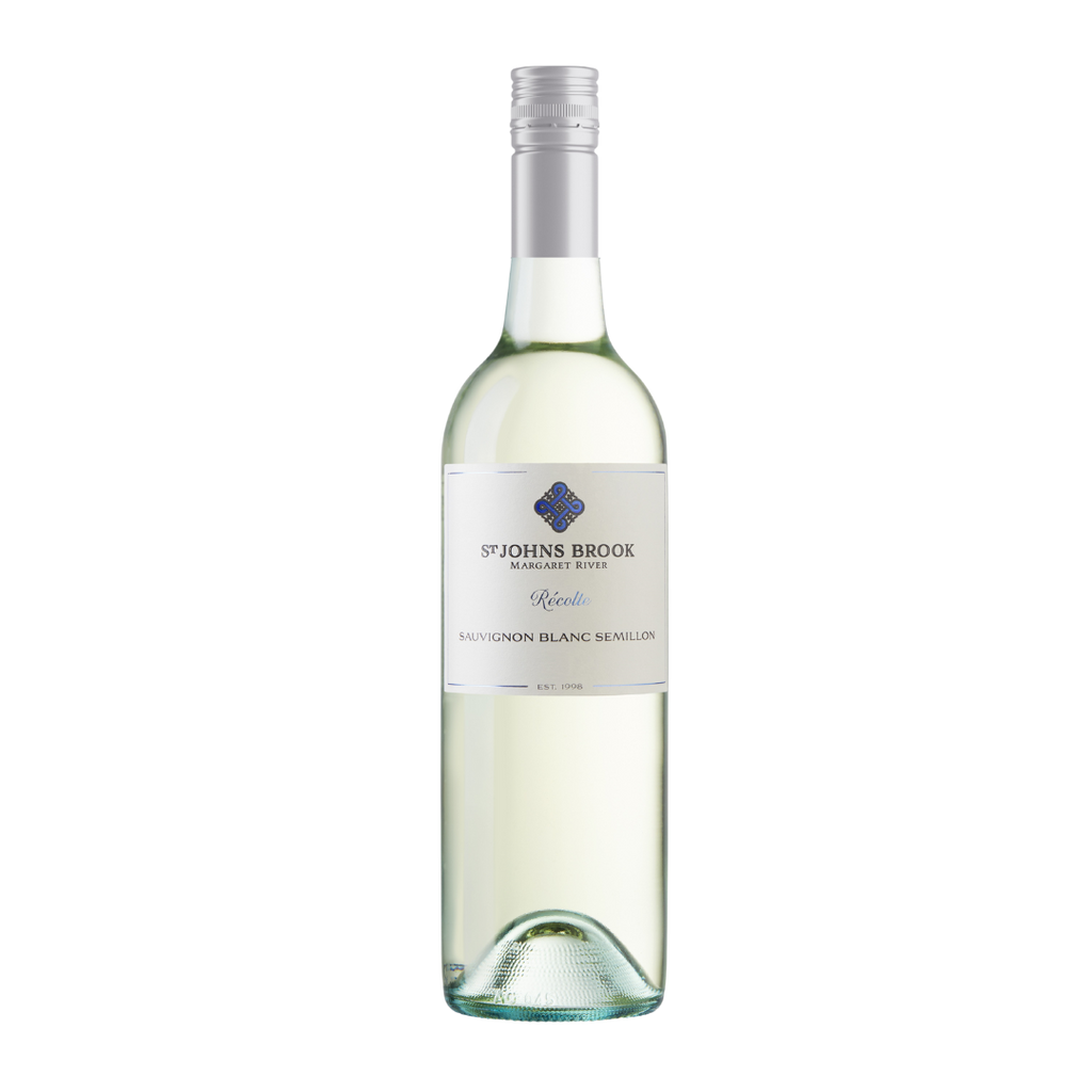 En af vinlogens hvidvinsflasker med hvidt skruelåg og et hvidt labet med et blåt St. Johns Brook våbenkors og navnet Recolté sauvignon blanc semillon i henholdsvis blåt og sort. 